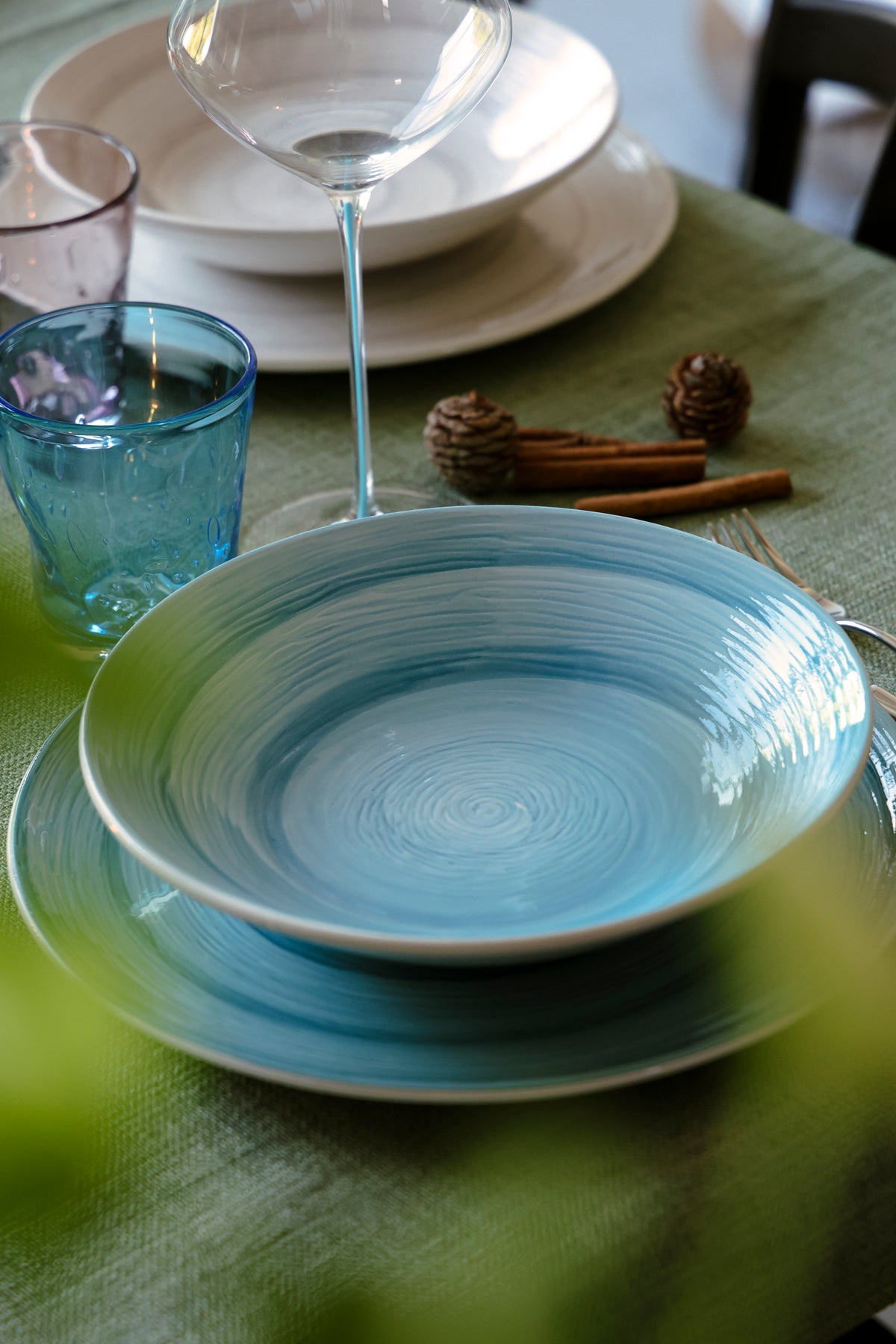 Memento Table Vertigo, piatto piano Turchese in ceramica